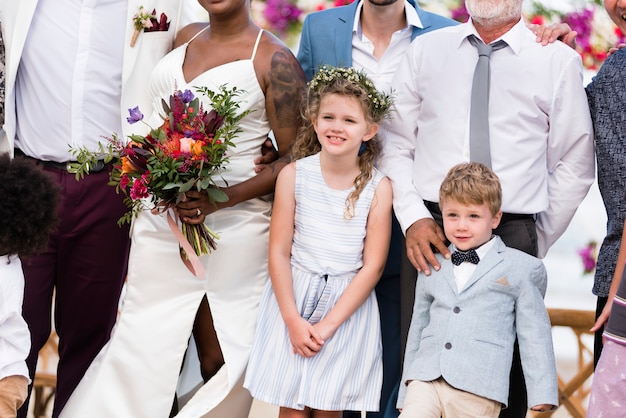Feliz novia y el novio en una ceremonia de boda en una isla tropical