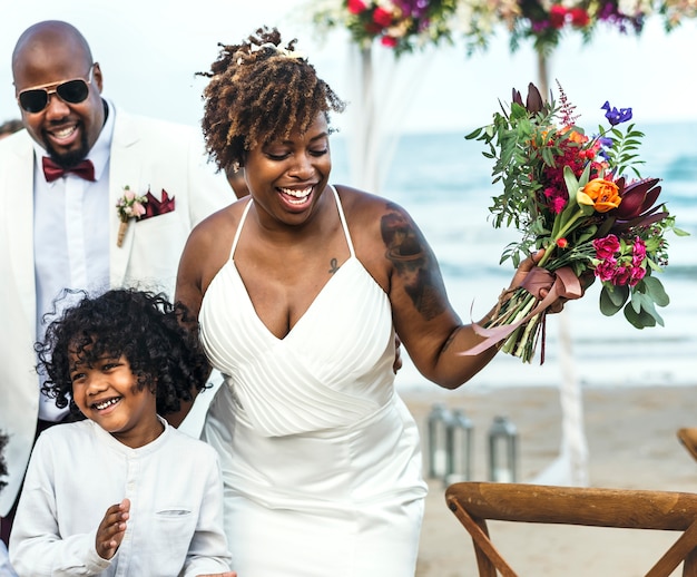 Feliz novia y el novio en una ceremonia de boda en una isla tropical