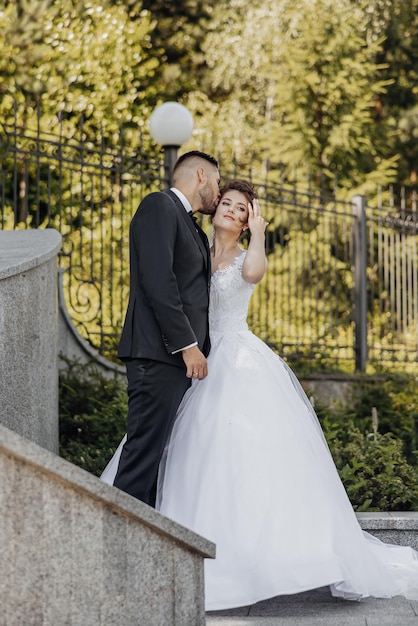 Feliz novia y el novio después de la ceremonia de la boda Novio elegante Novio adulto