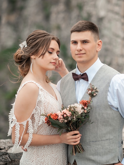 Feliz novia y el novio en el día de su boda posando