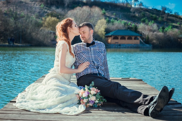 Feliz novia y el novio en el día de su boda