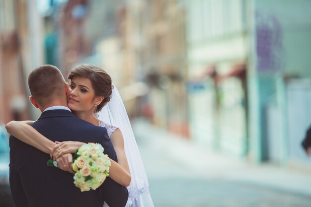 Foto feliz novia y el novio en el día de su boda