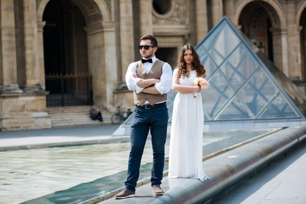 Feliz novia y el novio disfrutando de su boda en París