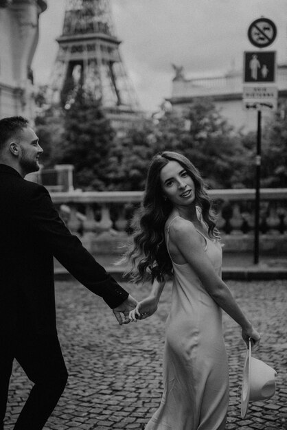 Feliz novia y el novio disfrutando de su boda en París