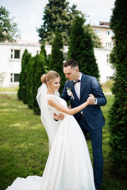 Feliz novia y el novio en su boda. Recién casados en el parque. Pareja feliz. Foto de boda. Pareja enamorada.