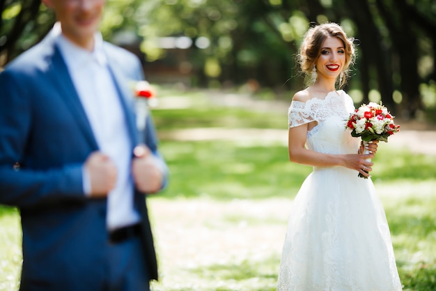 Feliz novia y el novio en su boda. Recién casados en el parque