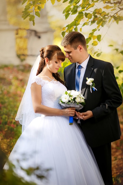 Feliz novia y el novio en su boda