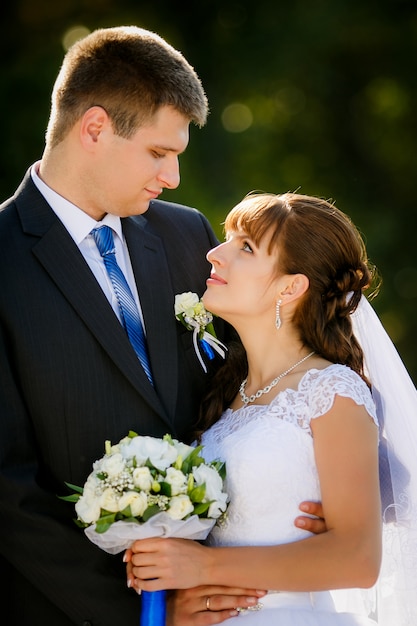 Feliz novia y el novio en su boda