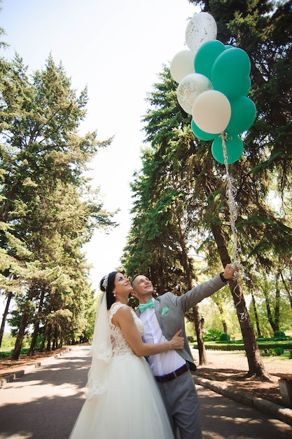 Foto feliz novia y el novio en su boda.