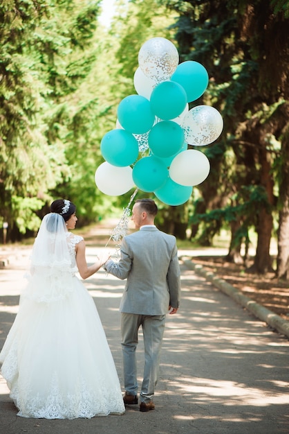 Feliz novia y el novio en su boda.