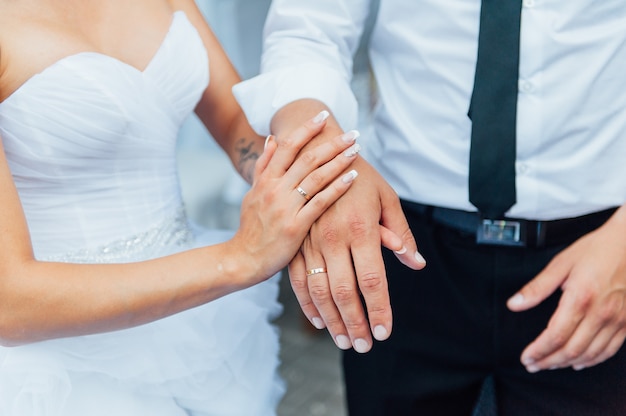 Foto feliz novia y el novio tomados de la mano