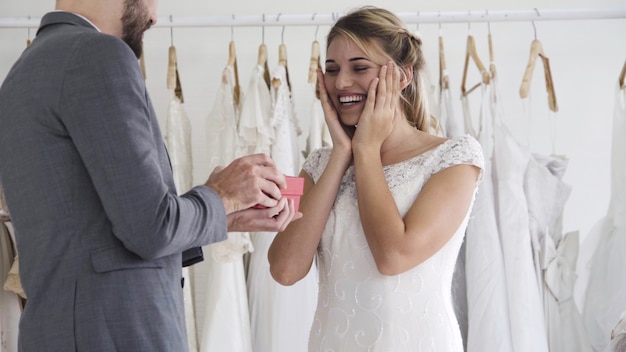 Feliz novia y el novio en vestido de novia se preparan para casarse en la ceremonia de la boda