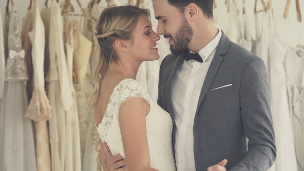 Feliz novia y el novio en vestido de novia se preparan para casarse en la ceremonia de la boda