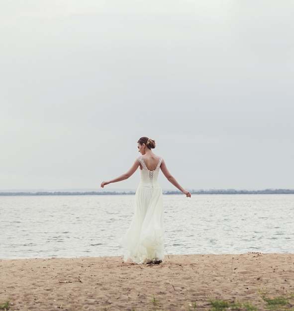 Foto feliz novia en un vestido de novia