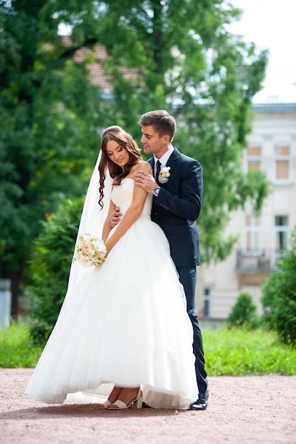 Feliz novio y novia al aire libre en el parque