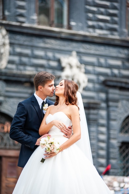 Feliz novio y novia el día de la boda