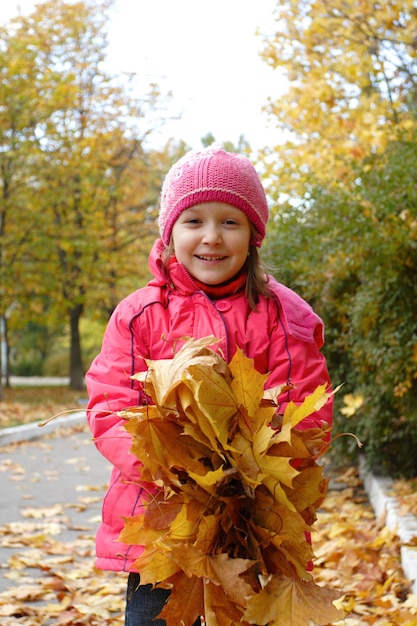 Feliz otoño. Chica flip deja