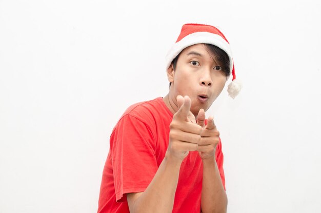 feliz overjoy estactic atraente homem asiático em roupas de tema de Natal vermelho isolado sobre o branco.