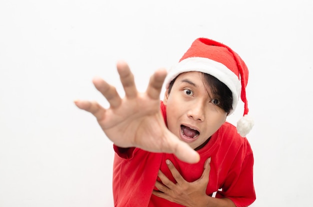 feliz overjoy estactic hombre asiático atractivo en ropa de tema de Navidad rojo aislado sobre blanco.