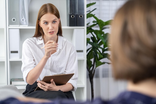 Feliz paciente y psicólogo tienen una conversación mental máxima en la clínica