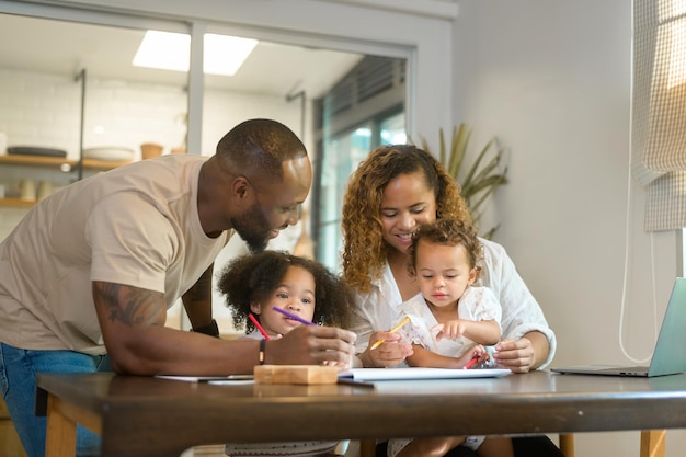 Feliz padre afroamericano jugando y dibujando con sus hijas en casa