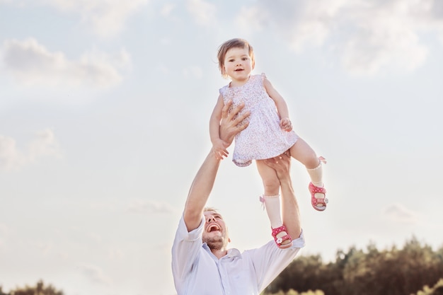 Feliz padre e hija al aire libre