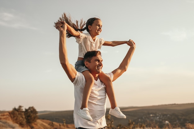 Feliz padre e hija divirtiéndose en la naturaleza