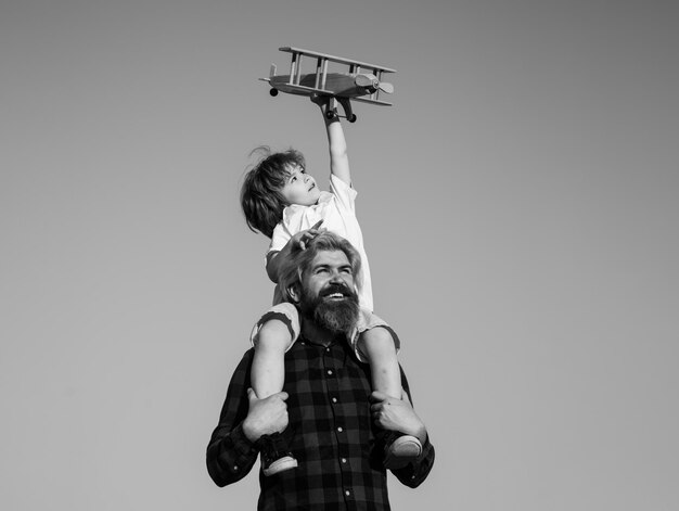 Feliz padre e hijo con avión sueña con viajar papá e hijo