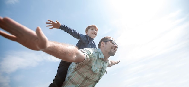 Feliz padre e hijo se divierten juntos