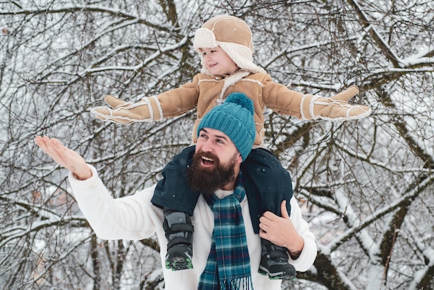 Feliz padre e hijo juegan en invierno Navidad