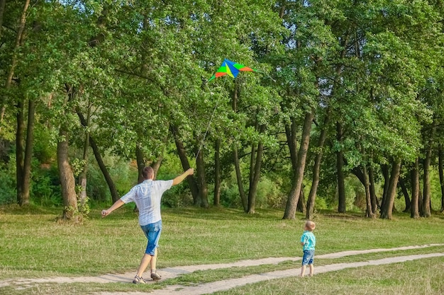 Feliz padre e hijo jugando en la naturaleza en verano