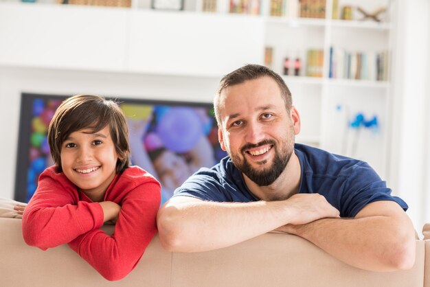 Foto feliz padre e hijo en el nuevo hogar blanco moderno