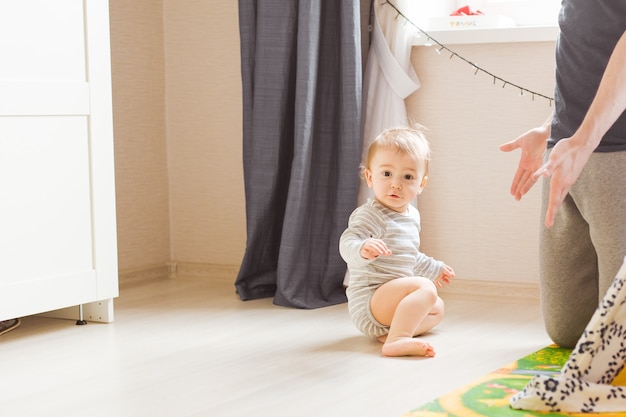 Feliz padre e hijo pequeño en casa