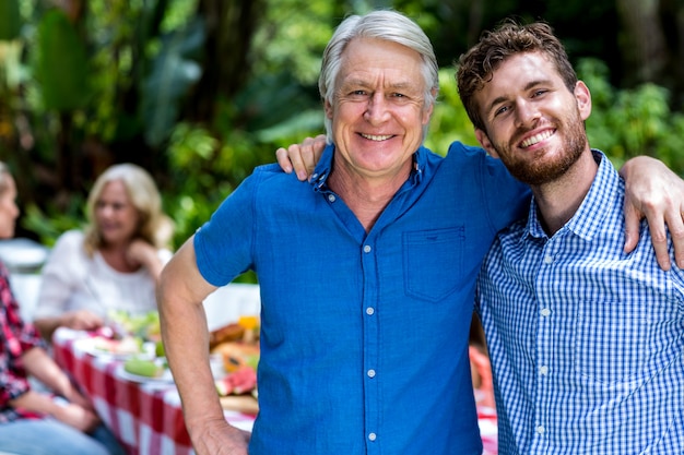 Foto feliz padre e hijo de pie en el patio