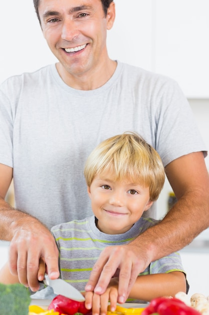 Feliz padre e hijo preparando verduras