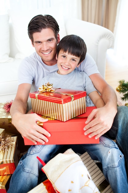 Feliz padre e hijo con regalos de Navidad