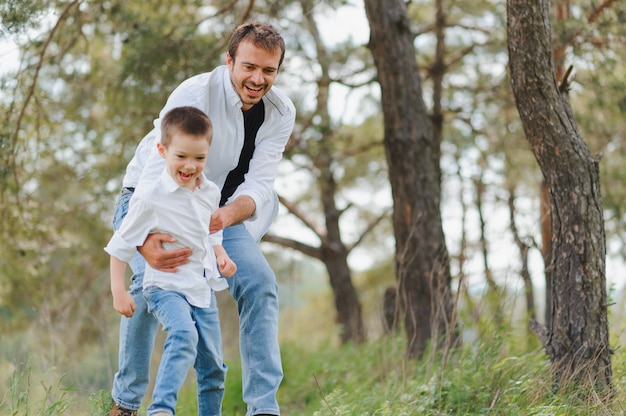 Feliz padre e hijo sentados en el parque