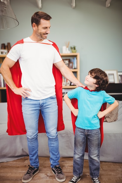 Feliz padre e hijo en traje de superhéroe