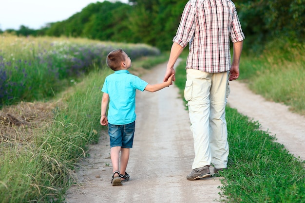 Feliz padre e hijo van a la carretera