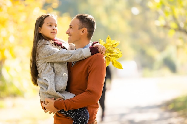 Feliz padre con hija en temporada de otoño.