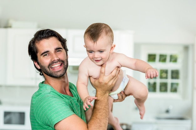 Feliz padre con hijo en la cocina en casa