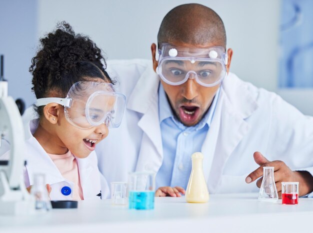 Feliz padre y niña con experimentos de química, educación y aprendizaje con wow, emocionado y escolar. Padre o hijo de familia con proyecto científico e investigación médica con conocimiento y Dios mío.