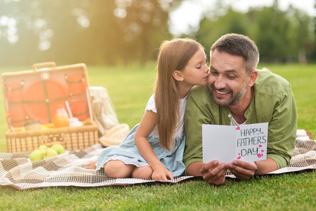 Feliz padre recibió una postal hecha a mano de su hija pequeña y su papá haciendo un picnic