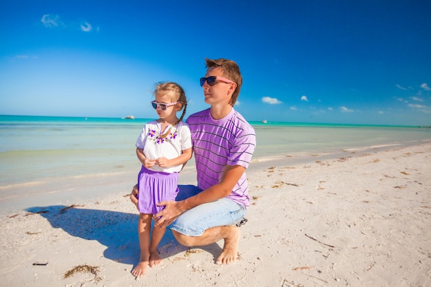 Feliz padre y su adorable hijita juntos en la playa