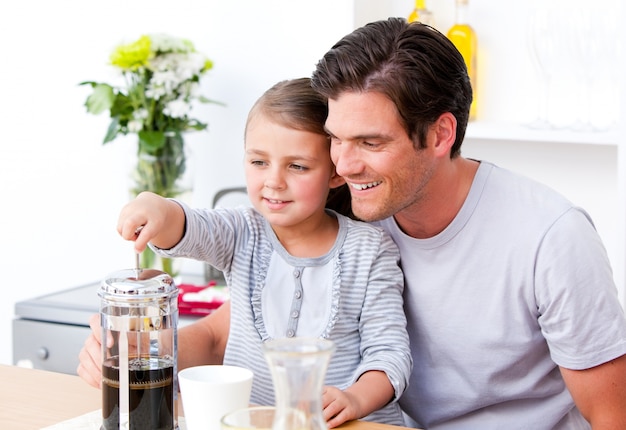 Foto feliz padre y su hija desayunando juntos