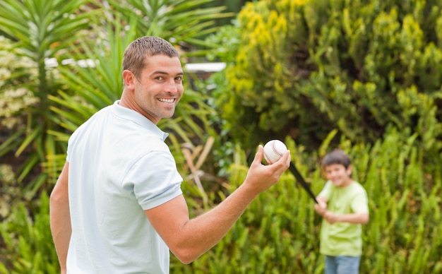 Feliz padre y su hijo jugando al béisbol