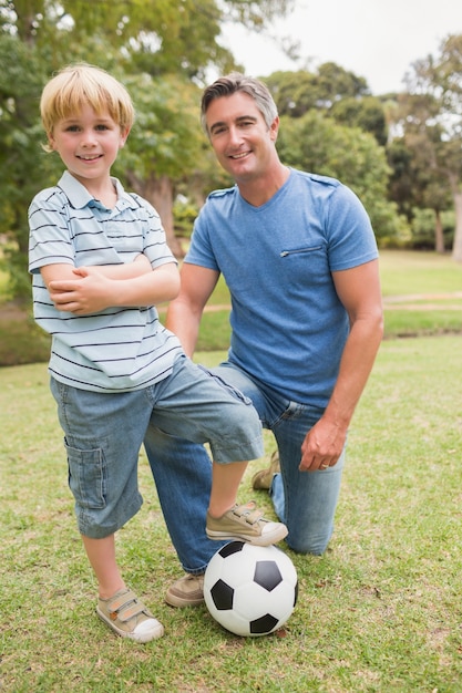 Foto feliz padre con su hijo en el parque