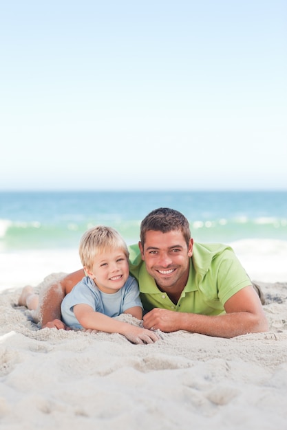 Feliz padre con su hijo en la playa