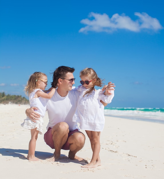 Feliz padre y sus adorables hijas en un día soleado