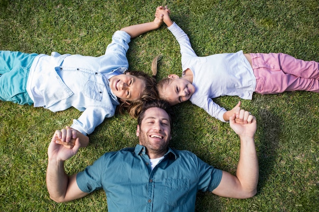 Feliz padre con sus hijos